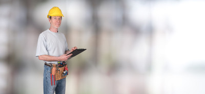建筑工人用工具带做笔记