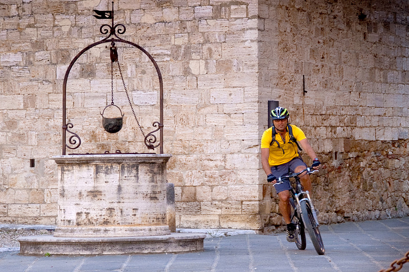 Val d'Orcia，锡耶纳，托斯卡纳，意大利-远足山地自行车