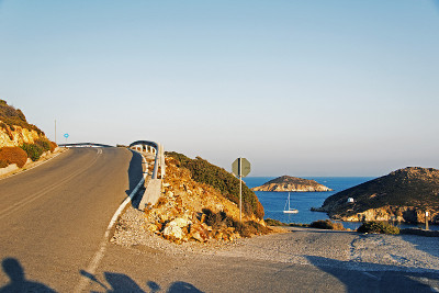 希腊帕特莫斯岛的一条弯曲的道路和船只的海景