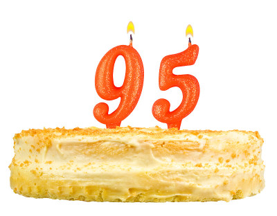 生日蛋糕与蜡烛九十五孤立在白色