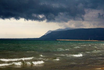 恶劣的天气加上汹涌的海浪