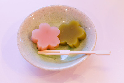 日式糖果“洋眼”与樱花的形状