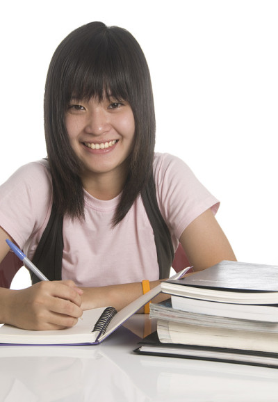 女学生做作业