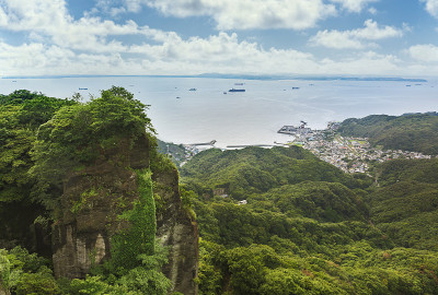 油船与金谷渔村在浦贺海峡上航行。