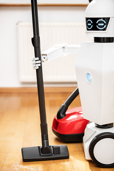 白色机器人或机器人真空吸尘器或robovac正在清洁地板