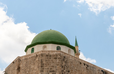Al-Jazzar清真寺，完工于1781年，这座庄严、建筑风格著名的清真寺俯瞰着地中海，位于以色列北
