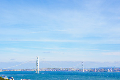 蓝天和明石海峡大桥