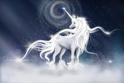 独角兽的插图与天空星系的幻想背景在蓝色。数码CG画梦幻马与闪电，睡觉时间的故事童话概念