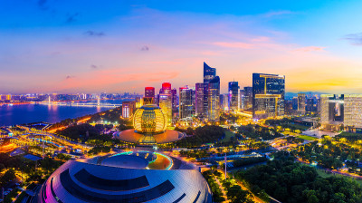 夜晚的杭州，现代城市的天际线和建筑物。