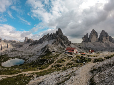 在意大利Dolomites的Tre Cime di Lavaredo小屋(Drei Zinnenhü