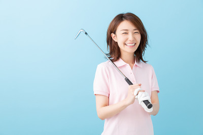打高尔夫球的亚洲女人
