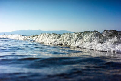 波在海滩