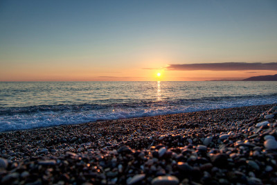 卵石滩的大海和灿烂美丽的夕阳