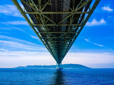 蓝天和明石海峡大桥