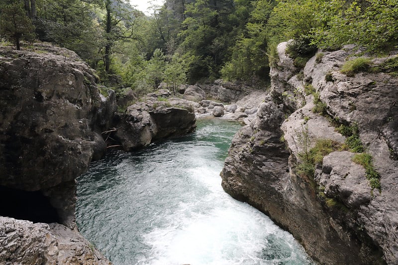 西班牙阿拉贡地区Cañon de Añisclo山谷的里约热内卢Bellos峡谷森林中的瀑布和急流覆