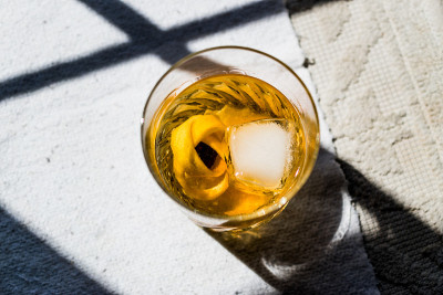 老式鸡尾酒加柠檬皮和冰。