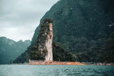 泰国素拉他尼考索热带雨林中的山脉和湖泊