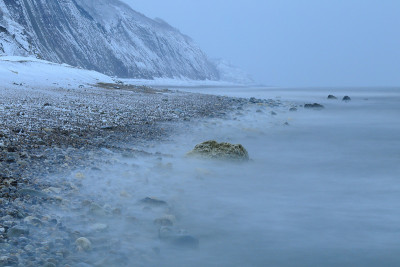 白雪覆盖的海滩上模糊的海浪