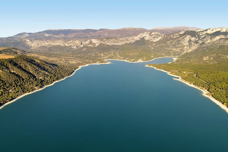 圣克罗伊湖(法语:lac de saint - croix)在法国是一个人工湖的钢筋混凝土拱坝。它由