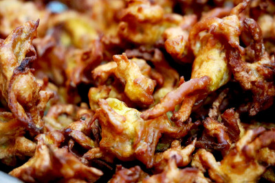 近距离观看美味印度炸小吃(pakoda)