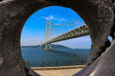 从神户海滨公园眺望明石海峡大桥