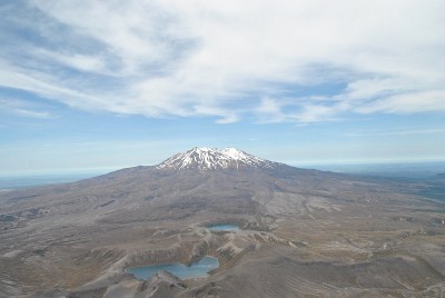 在汤加里罗国家公园，有美丽的风景，干燥的火山地区有蓝色的湖泊和一座有雪顶的山峰