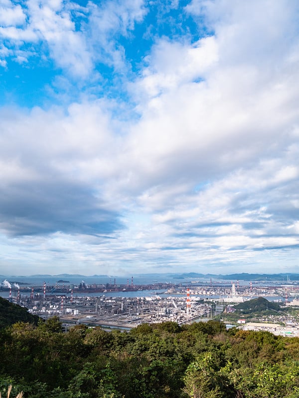 日本冈山县仓木市水岛地区的工业综合体。冈山县是面对濑户内海的县。