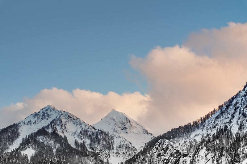 全景式的斜坡，缆车和滑雪胜地的山，索契，俄罗斯。