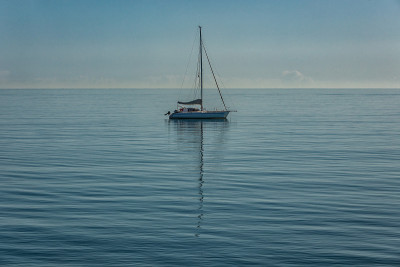 海湾上的船