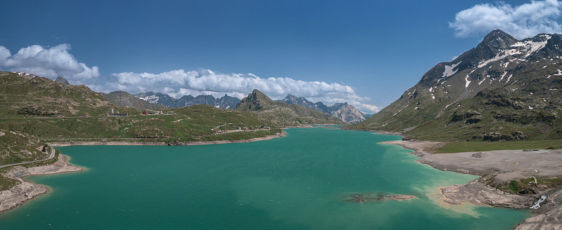 从山上俯瞰伯尼纳山口的Lago Bianco水库