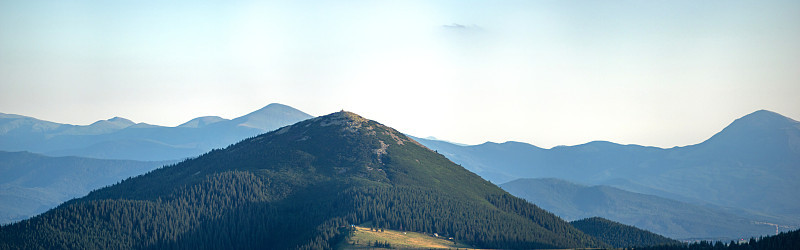 喀尔巴阡山脉的全景，美丽的夏日风景