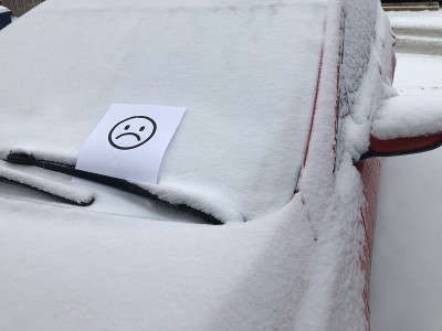 被雪覆盖的汽车