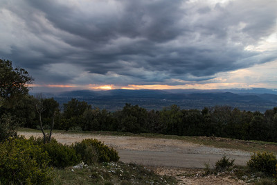 橘黄色的光束穿过Cévennes山脉(Occitanie，法国)阴云密布的天空