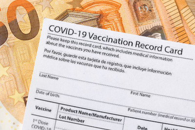 Covid-19疫苗接种卡和现金