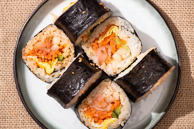 俯视图板与美味的韩国gimbap