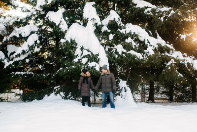 男孩和女孩冬天在户外散步玩雪球