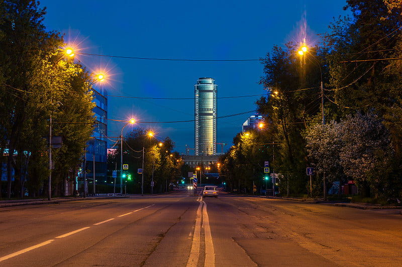 叶卡捷琳堡日出前的夜景。市中心有高楼大厦。酒店Vysotsky