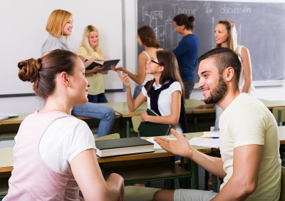 学生在课堂上交流
