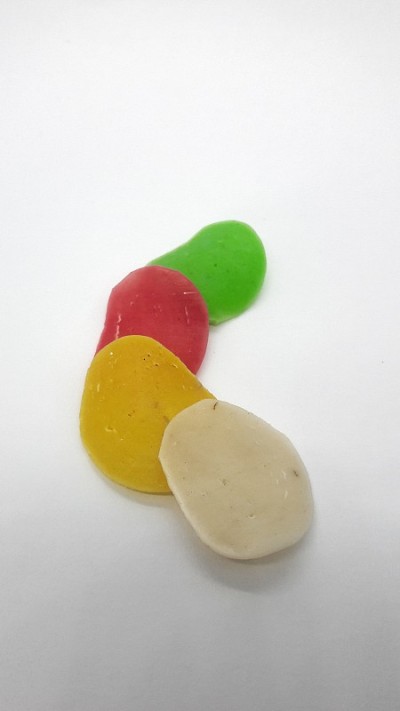 印尼的食物。在白色背景上分离出多色薄脆片