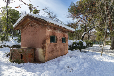 泵房和水井在OÂ´Donnel公园在Alcala de Henares在一个阳光明媚的一天后，一场雪