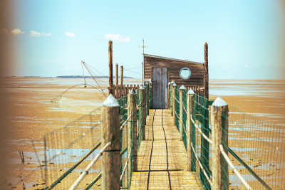 渔民的小屋和码头在海湾