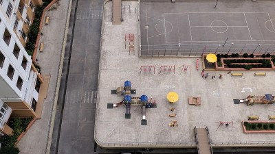 公寓大楼之间的孩子和运动场地的鸟瞰图