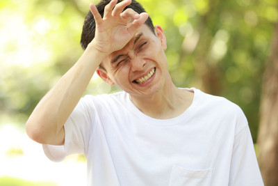 一个用手擦汗的男人