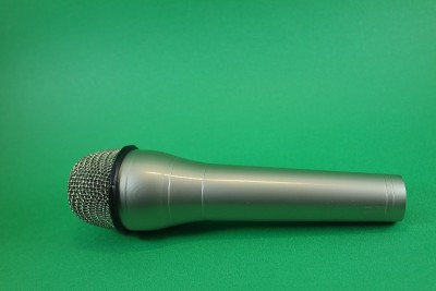 绿色背景上的无线麦克风