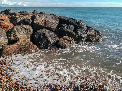 小石滩沐浴在地中海的水