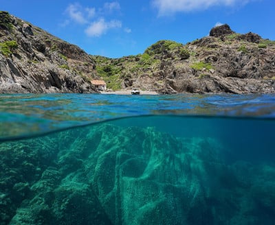 岩石嶙峋的海岸线，水下有一个小海湾和岩石