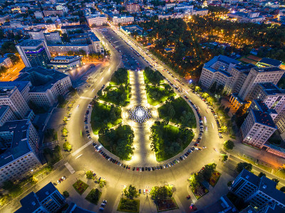 乌克兰哈尔科夫斯沃博迪广场和德尔日波姆的空中夜景