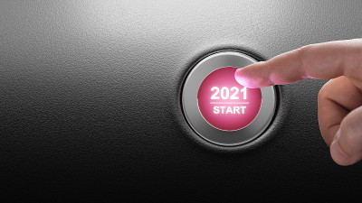 2021 -按开始按钮。新年的概念。3D插图
