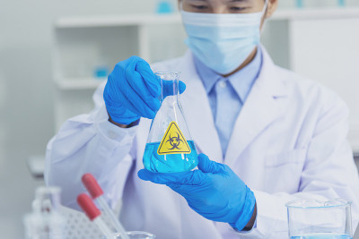 科学家covid-19病毒化学研究实验生物技术抗体样本实验室培养抗病毒疫苗。科学家看显微镜，科学试管