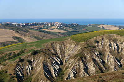 阿特里自然公园(Teramo, Abruzzi, Italy)，夏季景观，calanques